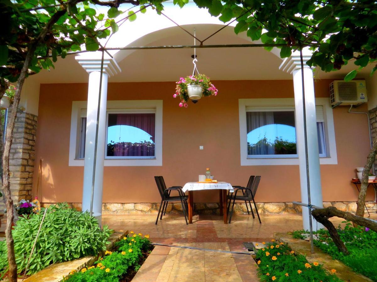 Beach Apartments Roza - The Garden Apartment Biograd Na Moru Exterior photo