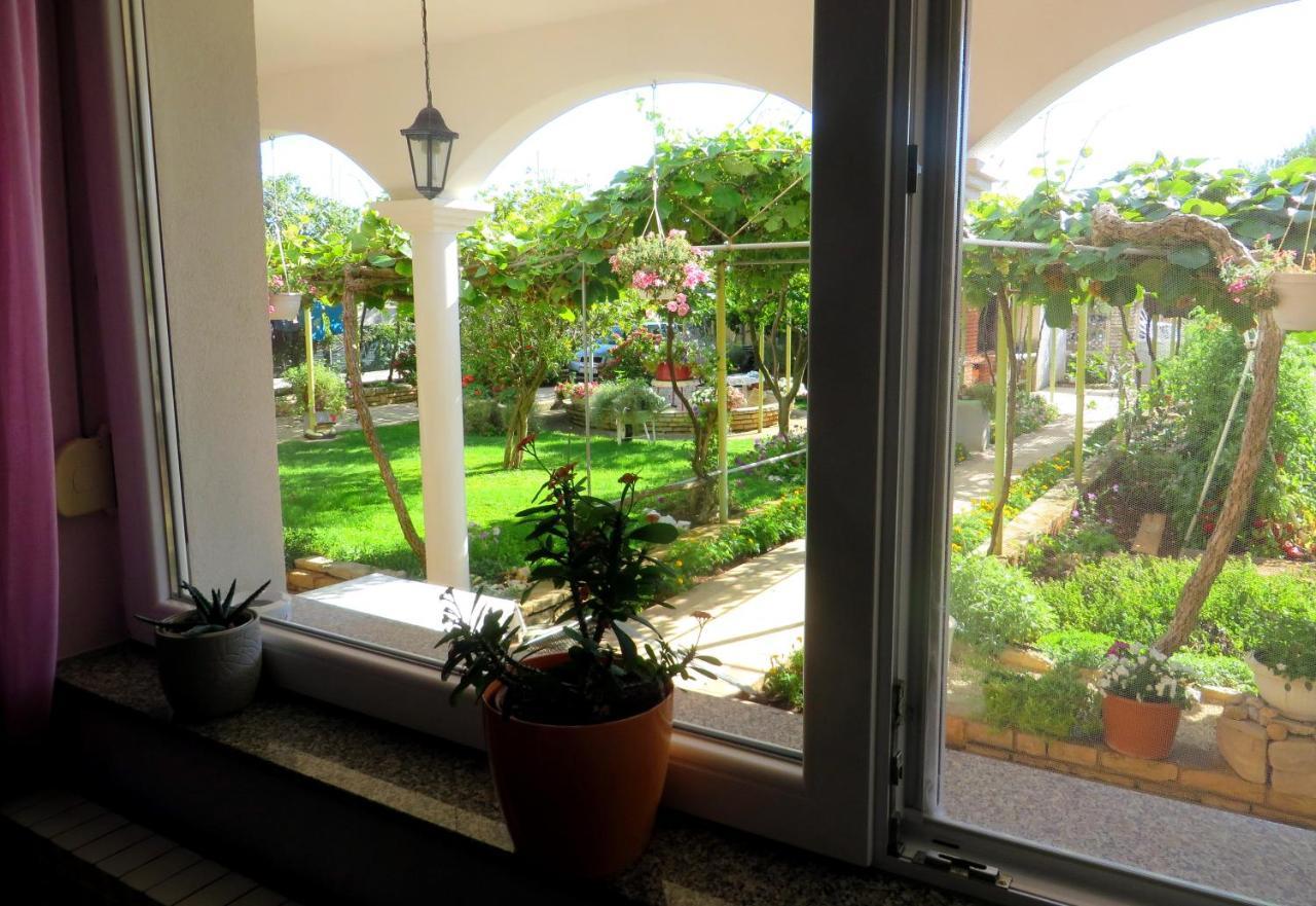 Beach Apartments Roza - The Garden Apartment Biograd Na Moru Exterior photo