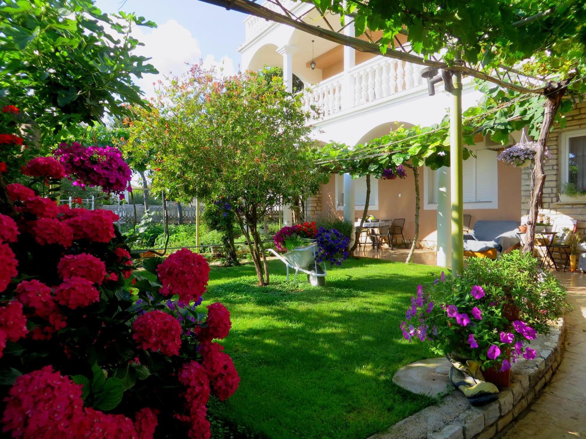 Beach Apartments Roza - The Garden Apartment Biograd Na Moru Exterior photo